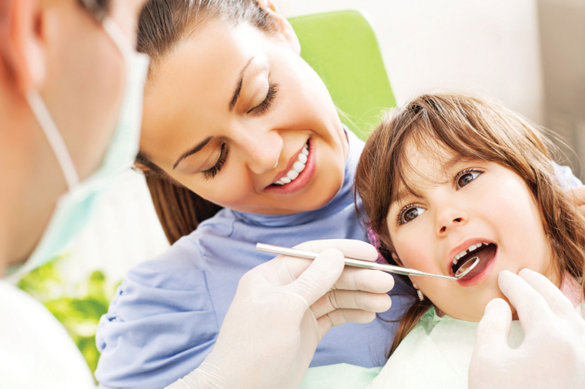 Осмотр полости рта детей. Ребенок у стоматолога. Родители с детьми у стоматолога. Стоматология дети. Осмотр ребенка у стоматолога.